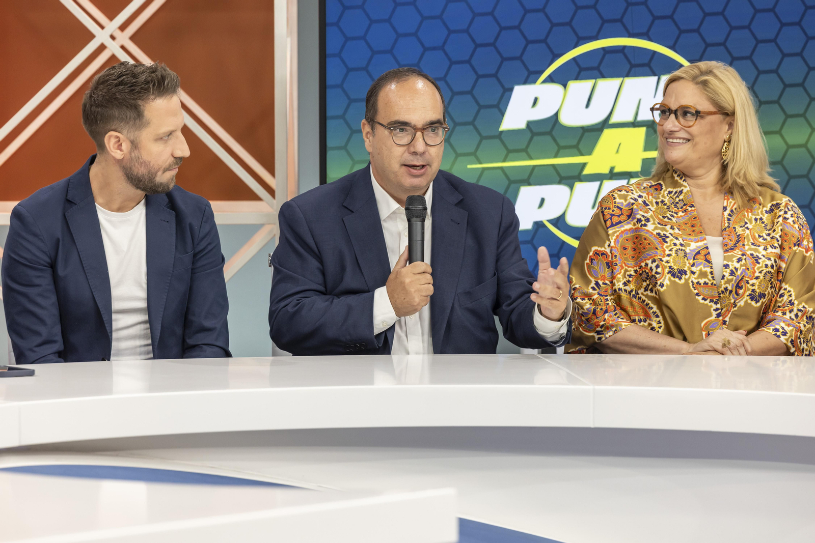 Luis Urrutia explicant el seu programa esportiu 'Punt a punt', Dani Meroño i Gemma Juan