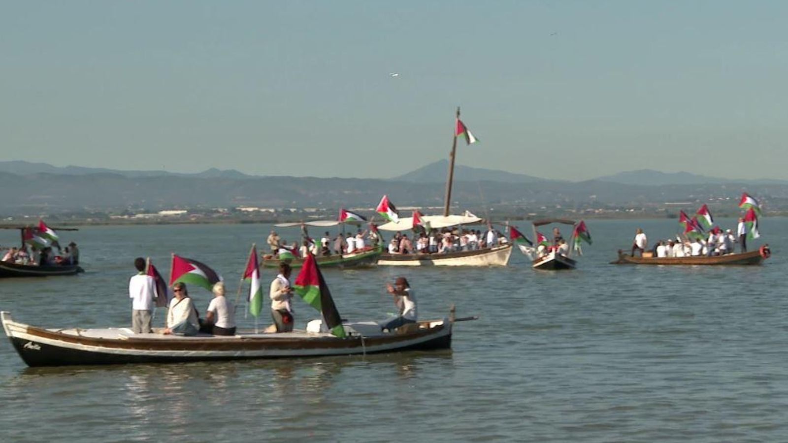 200 persones han travessat hui l’Albufera en barca per a solidaritzar-se amb Palestina Dos-centes persones han travessat hui l’Albufera en barca per solidaritzar-se amb Palestina.