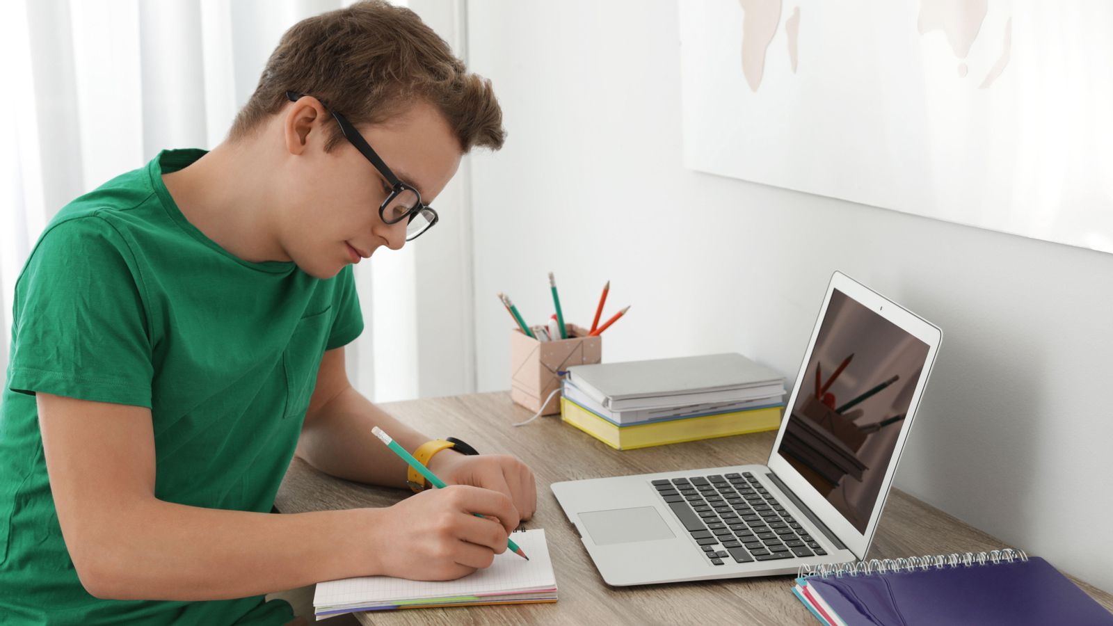 El suport familiar va ser determinant perquè la majoria dels adolescents que van estudiar en línia durant la pandèmia pogueren seguir les classes El suport familiar va ser determinant perquè la majoria dels adolescents que van estudiar en línia durant la pandèmia pogueren seguir les classes