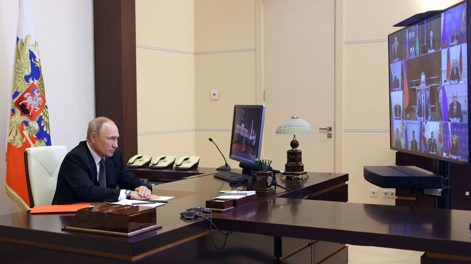El president rus Vladímir Putin comunica l'orde d'activar la llei marcial