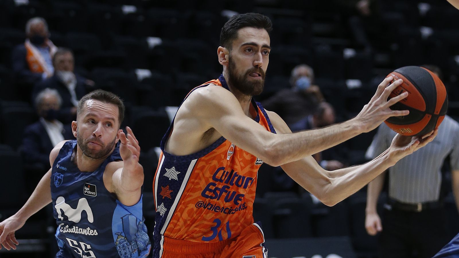 El jugador del València Basket, Joan Sastre durant un partit d'ACB
