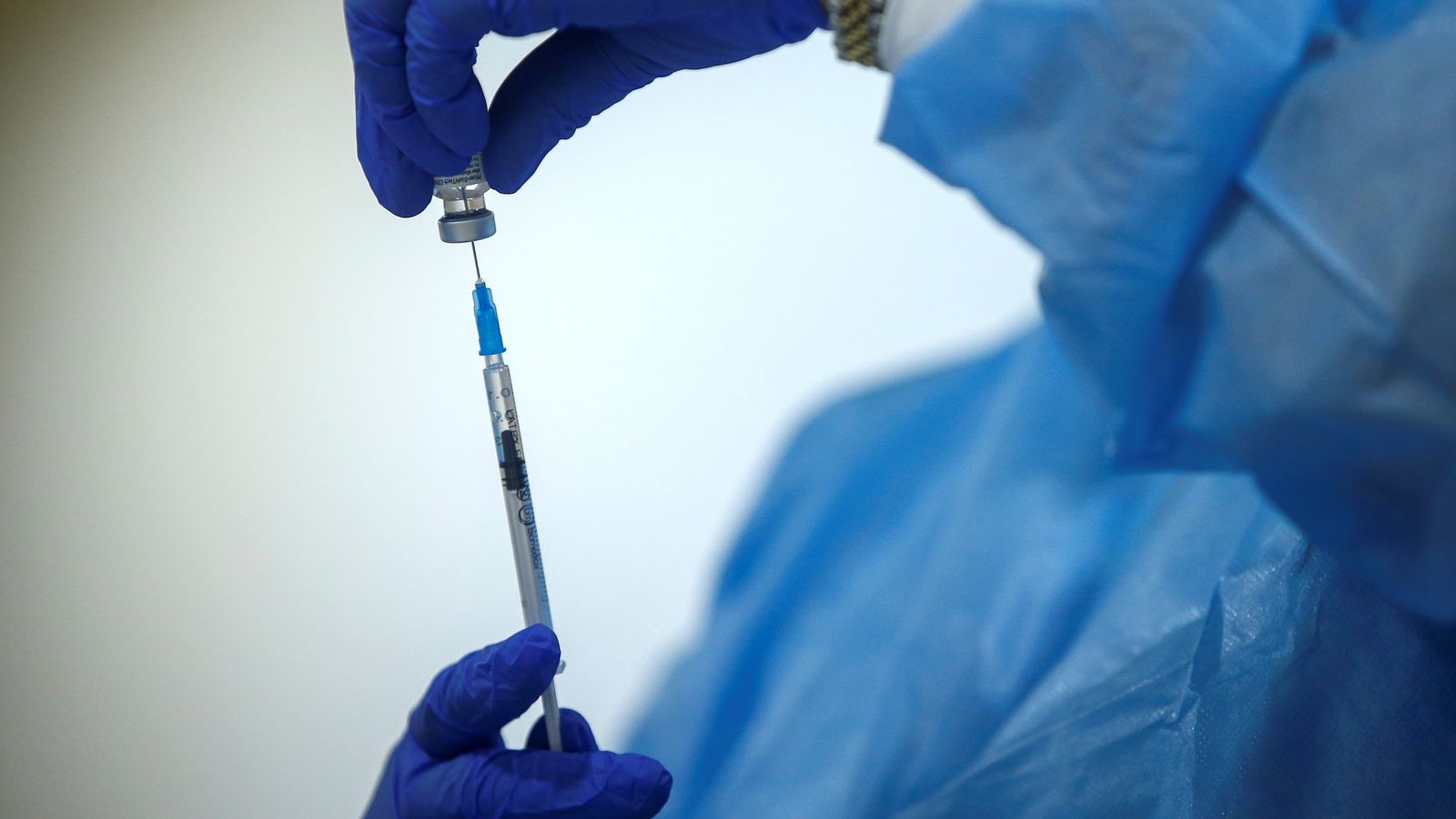 Un sanitari prepara una dosi de la vacuna de Pfizer