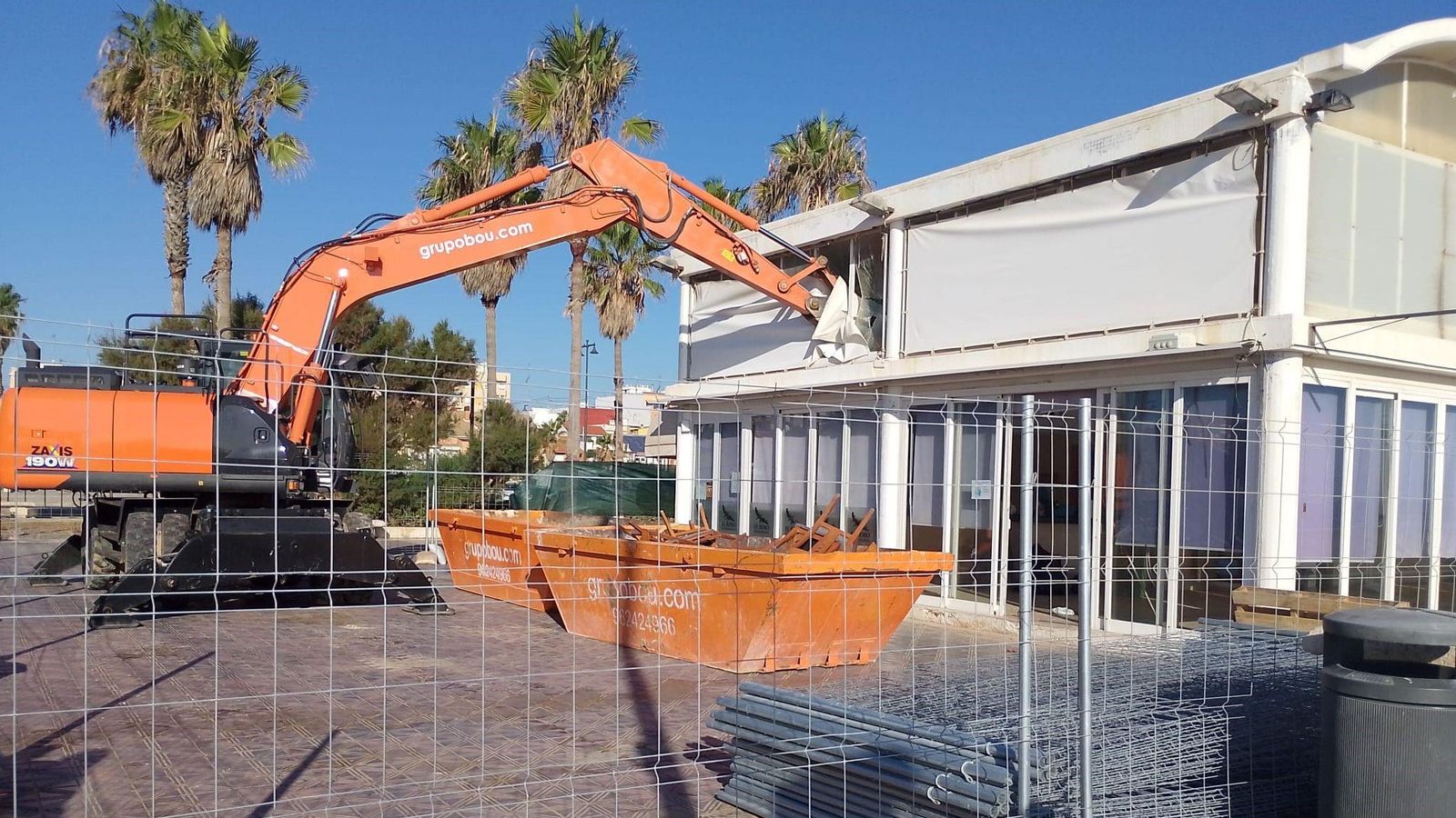 Una excavadora cp,emça a demolir El Bobo, este dimecres