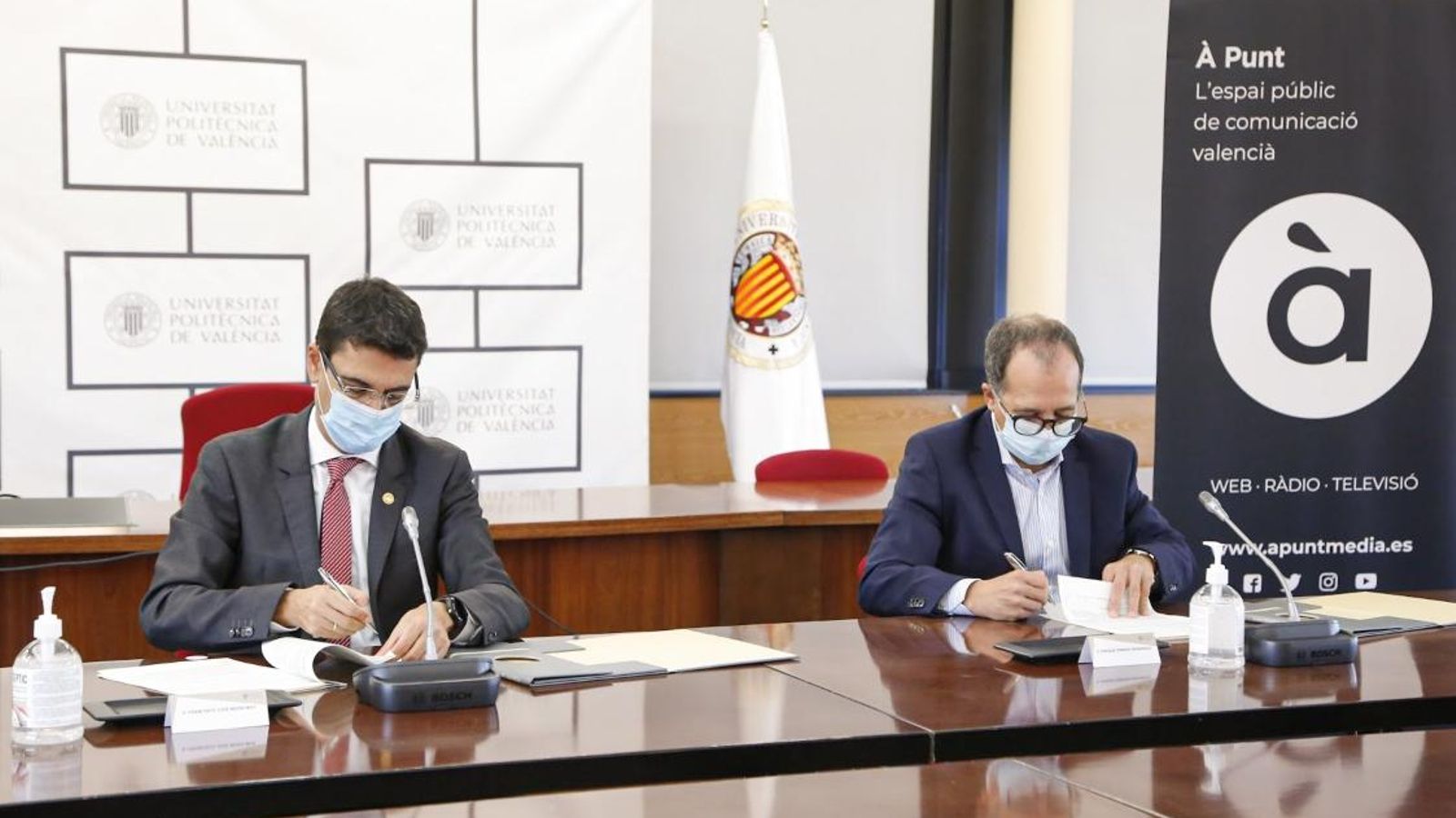 Enrique Soriano, president de la CVMC, i Francisco Mora, rector de la UPV, han firmat el conveni aquest matí.