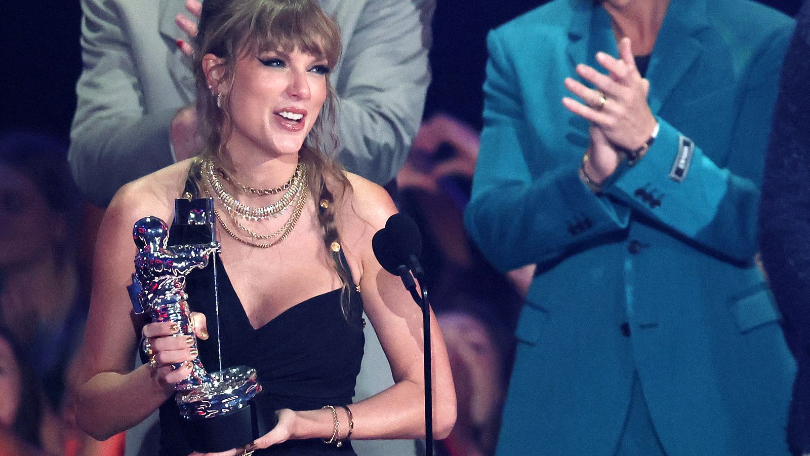 Taylor Swift rep el premi a la millor cançó Pop durant els MTV Vídeo Music Awards en el Prudential Center, en Newark, Nova Jersey, els EUA