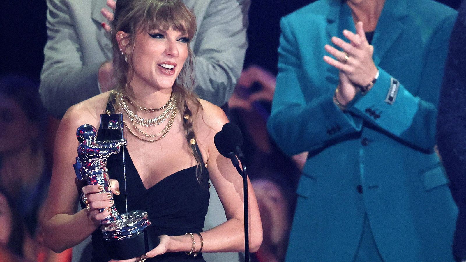 Taylor Swift rep un premi durant els MTV Vídeo Music Awards en el Prudential Center de Newark, Nova Jersey, EUA Taylor Swift rep el premi a la millor cançó Pop durant els MTV Vídeo Music Awards en el Prudential Center, en Newark, Nova Jersey, els EUA