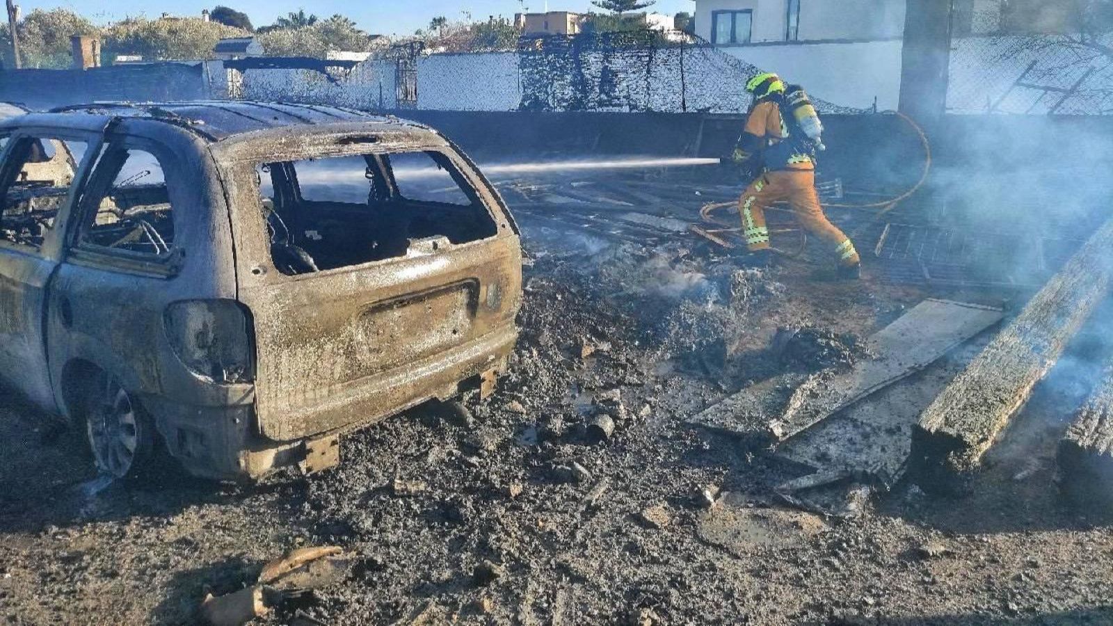 Un bomber treballa en l'extinció del foc