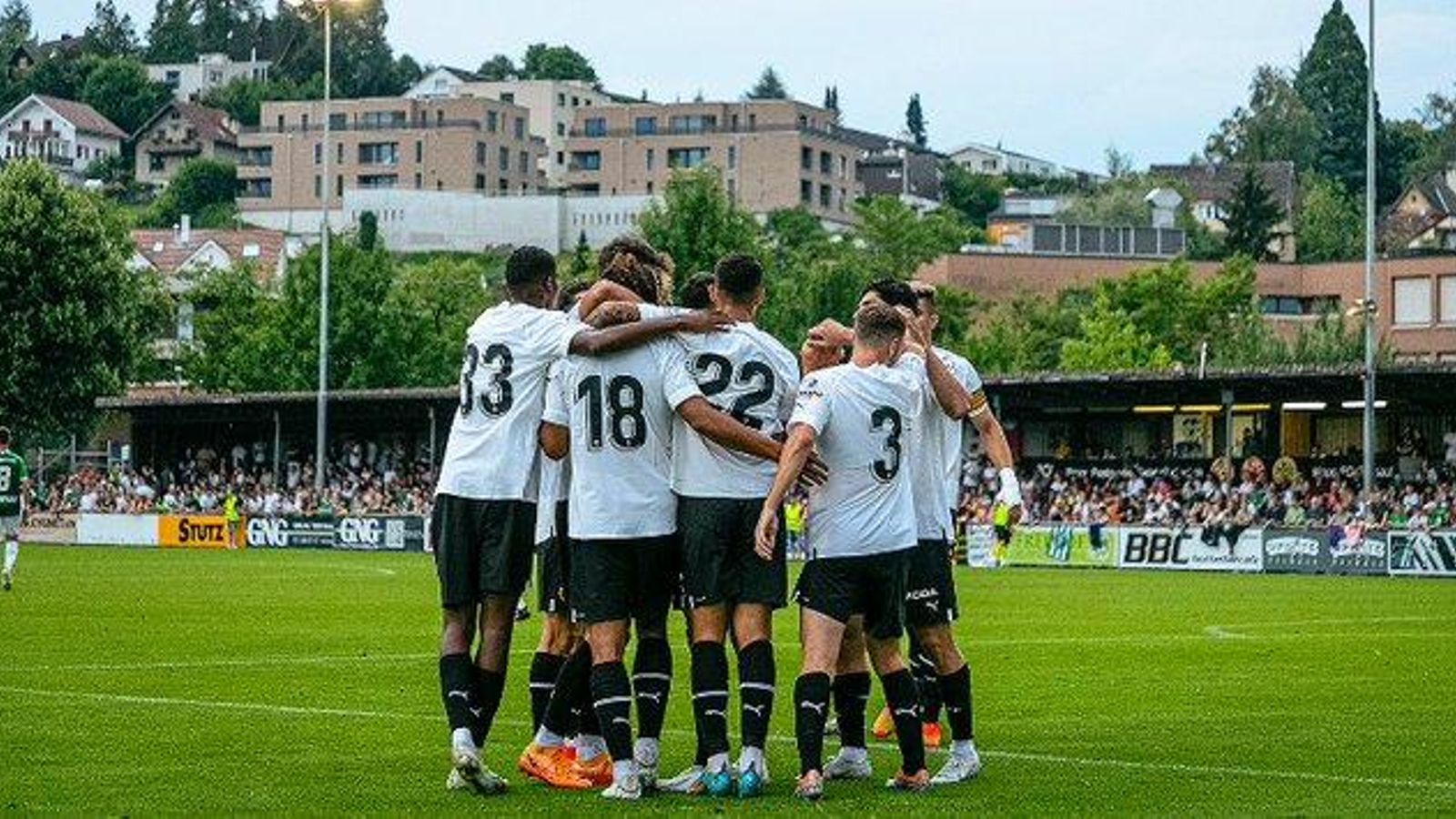 El València celebra el gol de Koba
