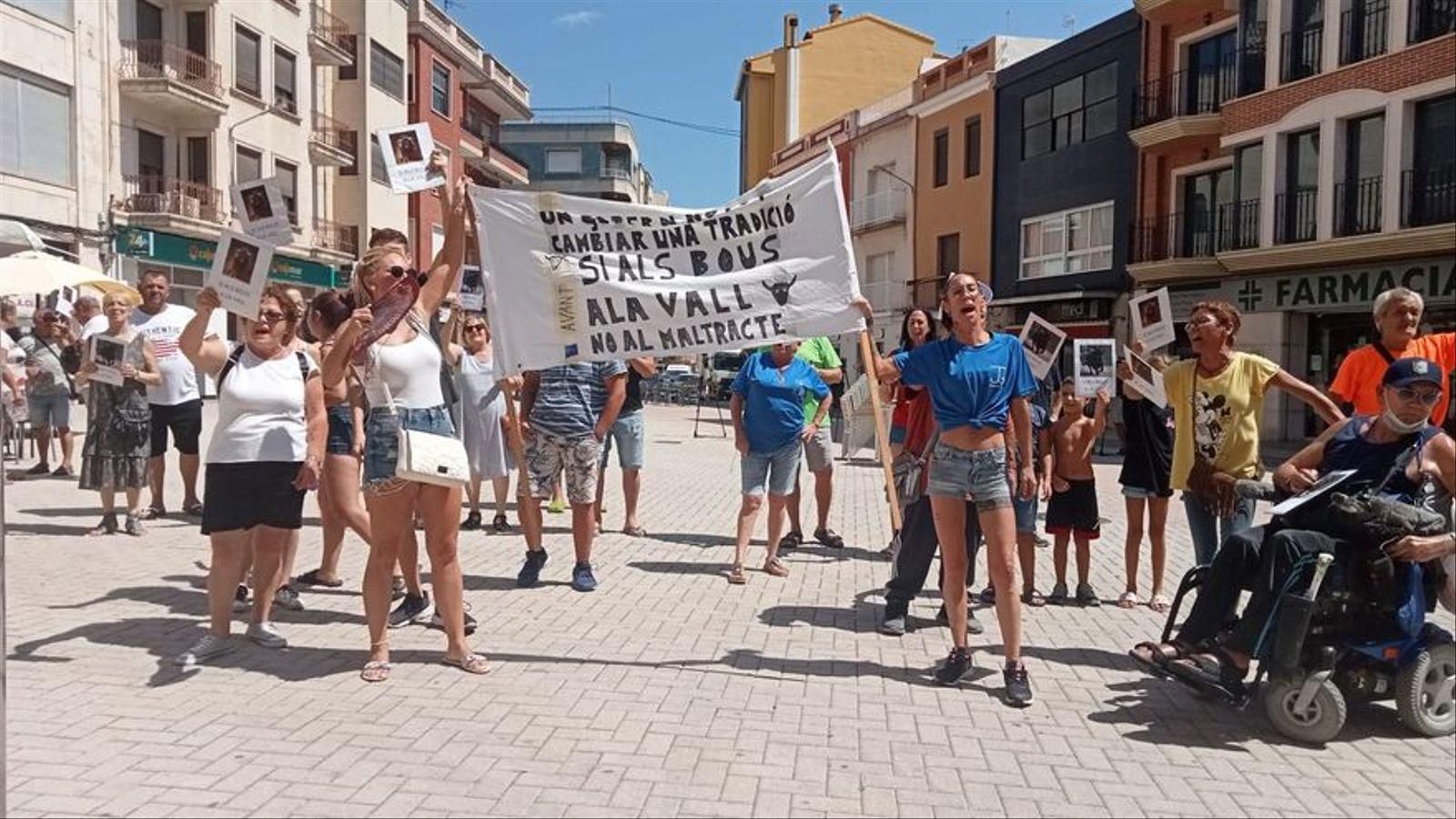 Protesta a favor dels bous al carrer a Tavernes de la Valldigna