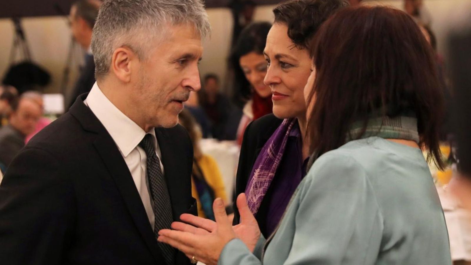 El ministro de l'Interior, Fernando Grande-Marlaska i la de Treball, Magdalena Valerio, conversen durant la conferència que ha pronunciat la ministra d'Hisenda, María Jesús Montero.EFE