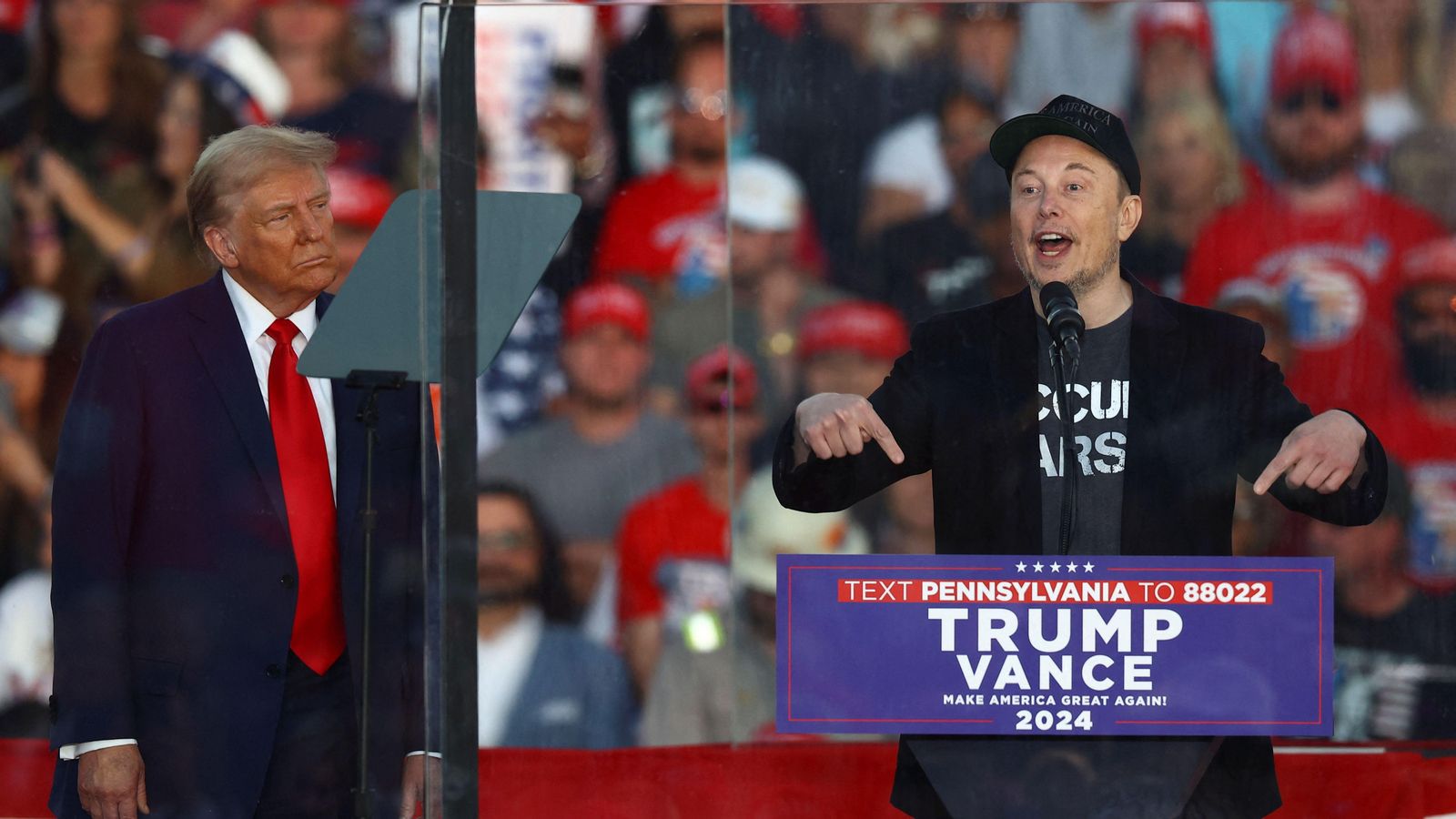 Donald Trump i Elon Musk durant el míting a Butler, Pensilvània Donald Trump i Elon Musk durant el míting a Butler, Pensilvània