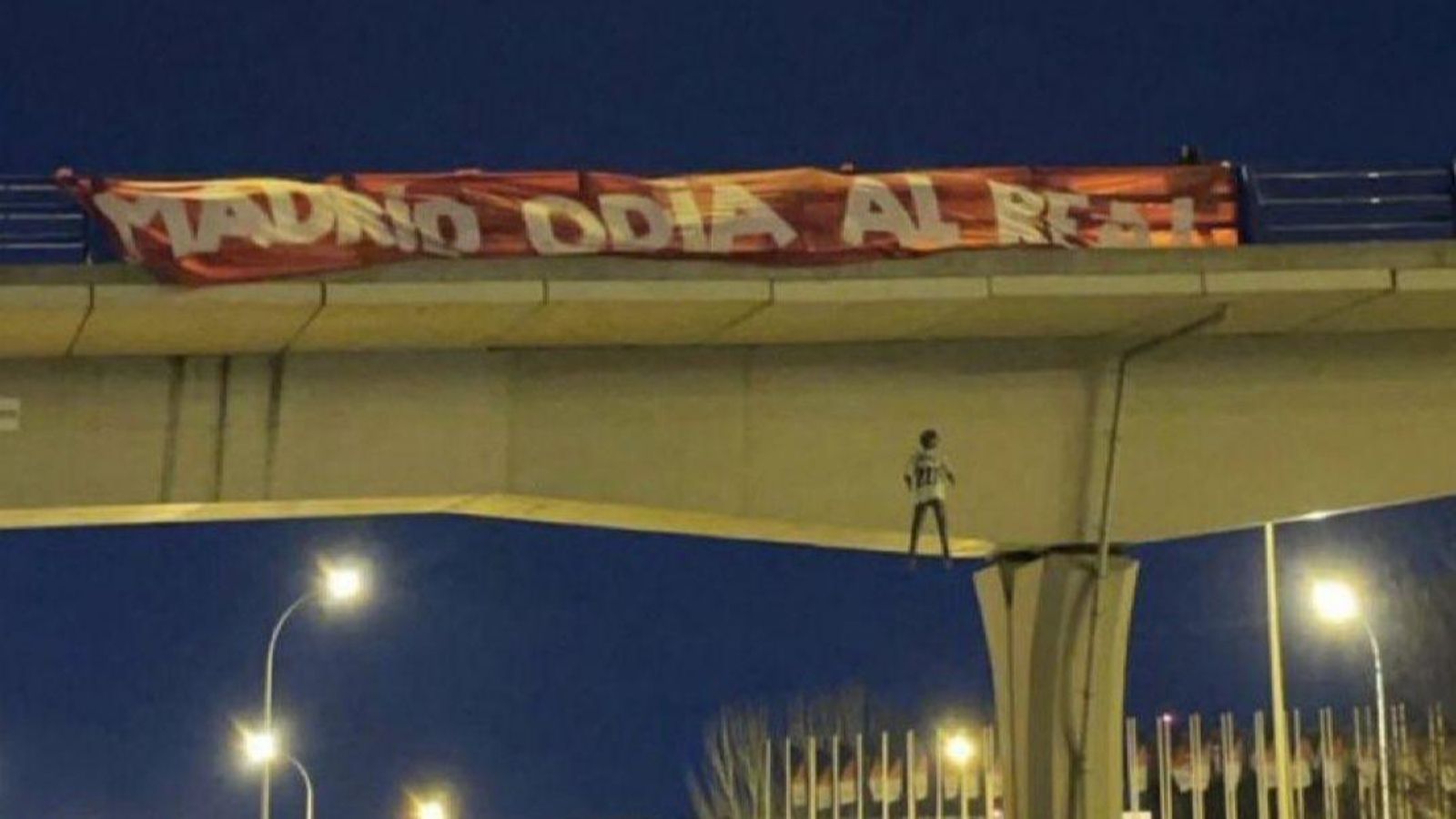 Imatge del pont on van penjar el ninot de Vinícius