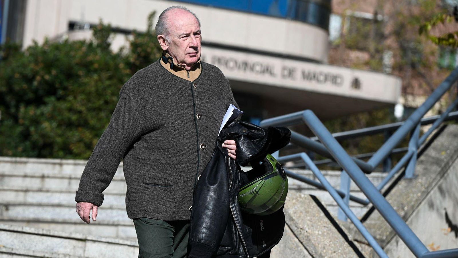 Rodrigo Rato ix de l'Audiència Provincial de Madrid, on ha recollit la sentència que el condemna Rodrigo Rato ix de l'Audiència Provincial de Madrid, on ha recollit la sentència que el condemna