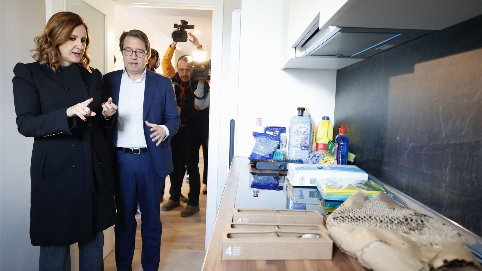 L'alcaldessa de València, María José Catalá, visita un dels pisos habilitats per l'Ajuntament per a reallotjar les famílies damnificades