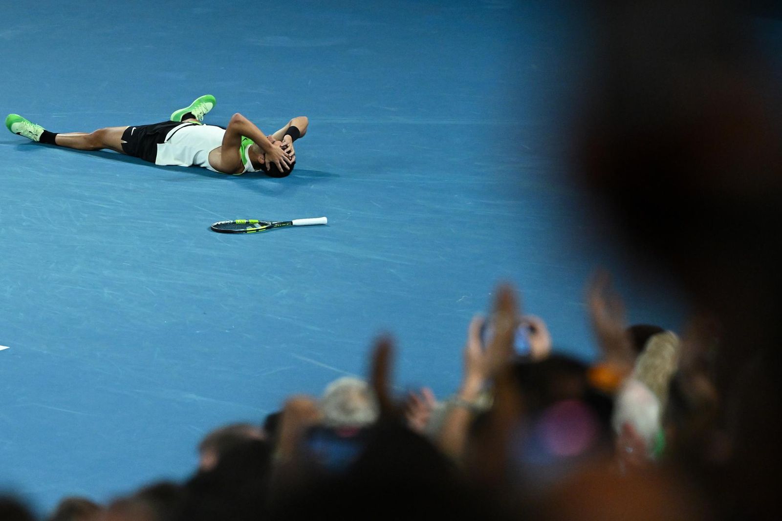 Carlos Alcaraz després de guanyar de l'Obert d'Austràlia amb quatre sets contra el serbi Novak Djokovic, celebrat a Melbourne