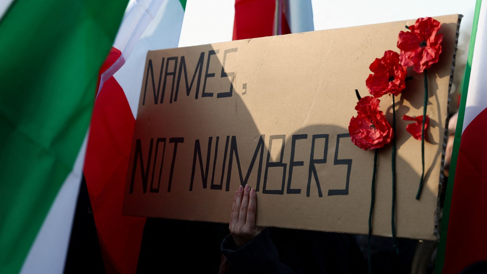 Un manifestant sosté un cartell durant una marxa de protesta en suport a les protestes a escala nacional a l’Iran, a Berlín (Alemanya), el 18 de gener.