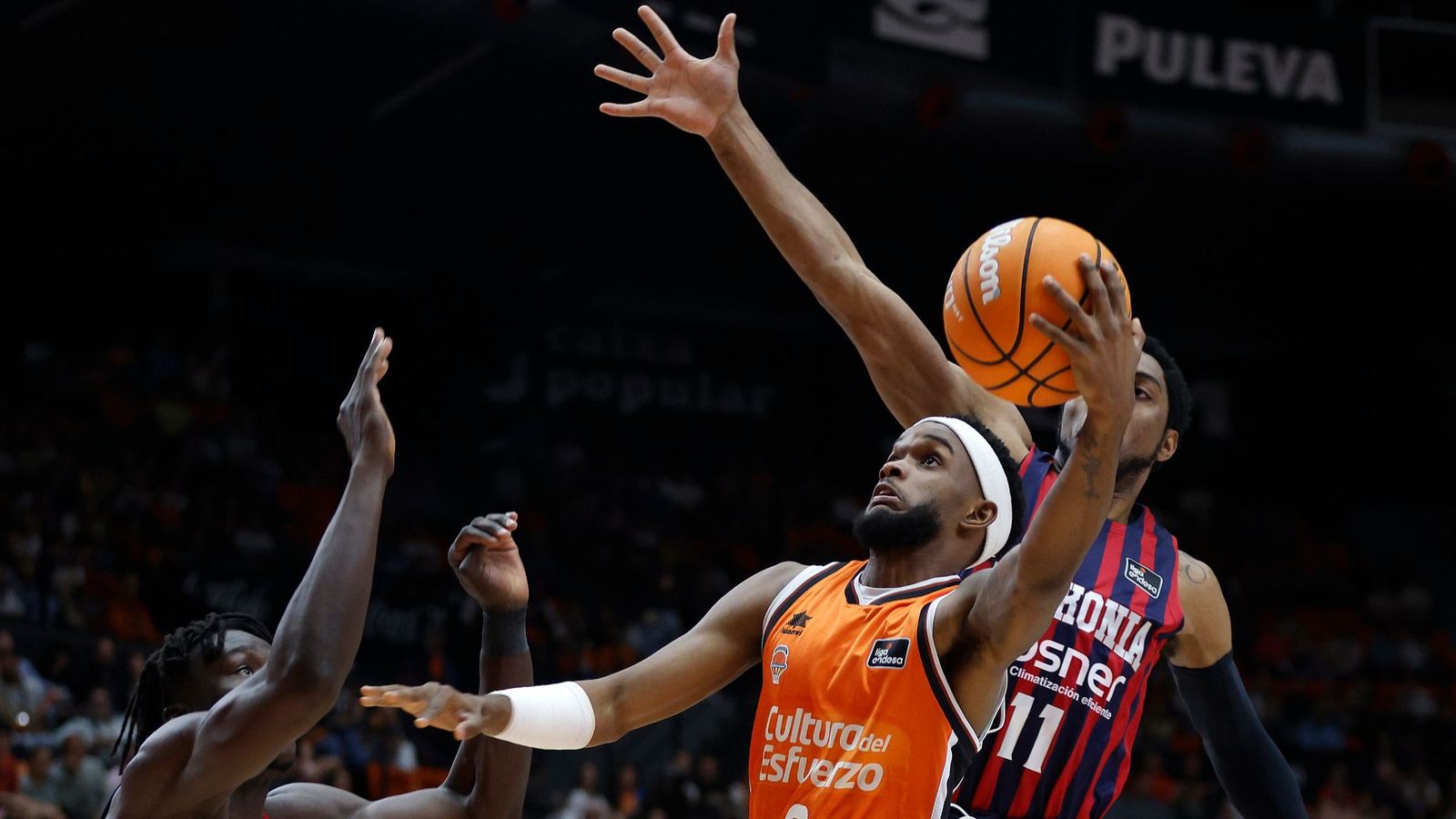 Jean Montero, en una acció d'atac