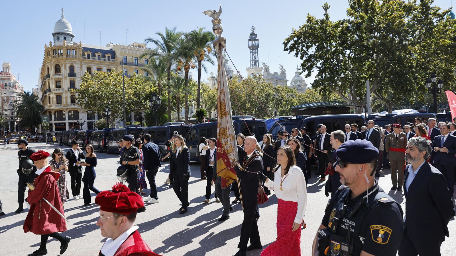 La Processó Cívica ha transcorregut a escassos metres de l'acampada per la vivenda de la plaça de l'Ajuntament de València