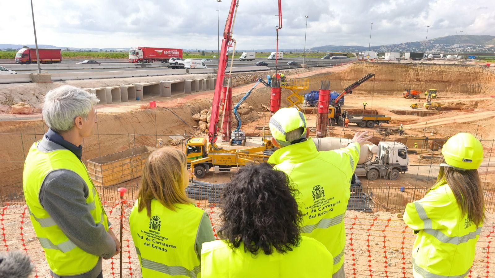 La delegada del govern espanyol durant la visita a les obres del nou pont de l'A-7, al terme de Quart de Poblet