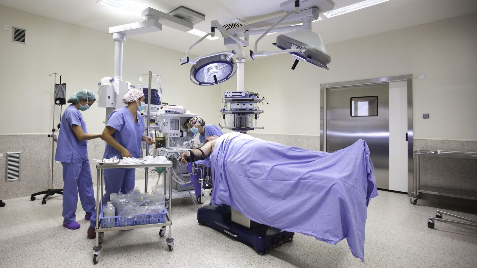 Un grup de sanitàries en un quiròfan