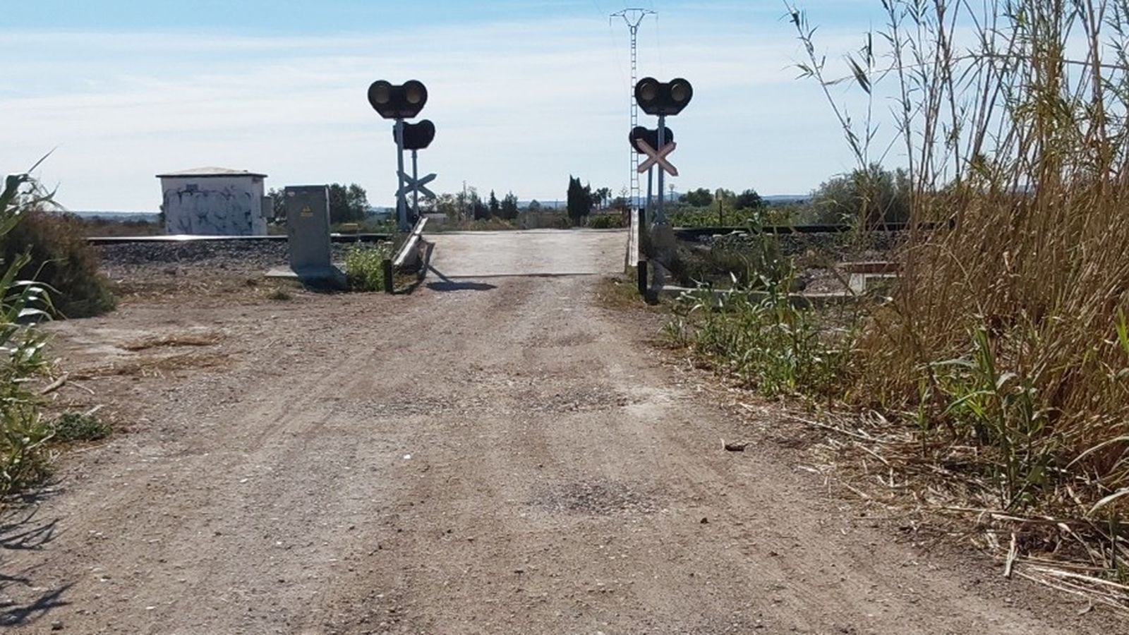Pas a nivell de la línia convencional El Reguerón - Alacant Terminal, ubicat a Crevillent