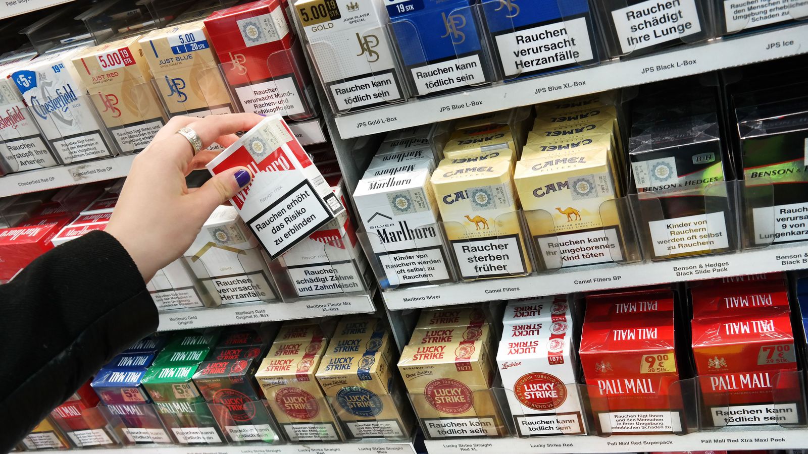 Mostrador amb diferents paquets de tabac