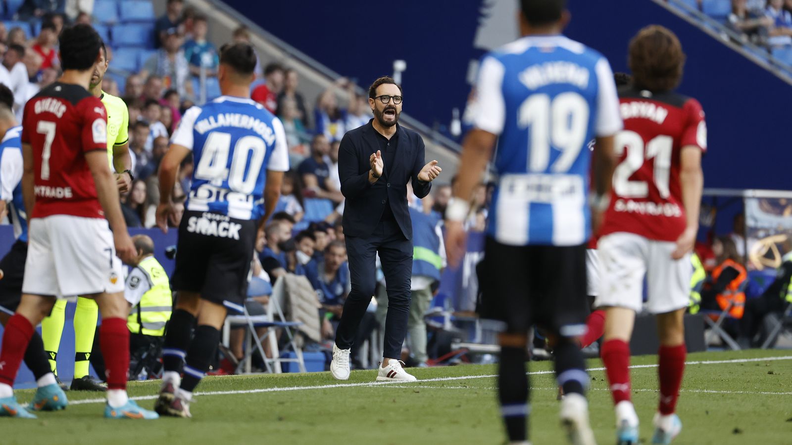 L'entrenador del València, José Bordalás (en el centre) aplaudeix els seus jugadors durant el partit contra l'Espanyol