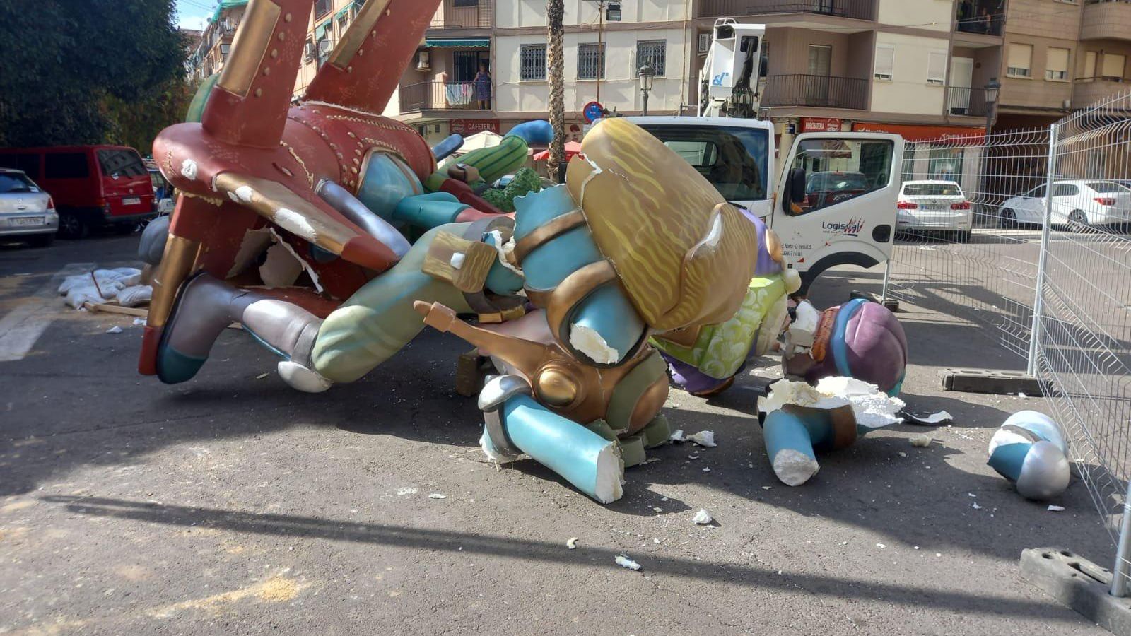 Imatge del remat que ha caigut a terra, que representa un aviador