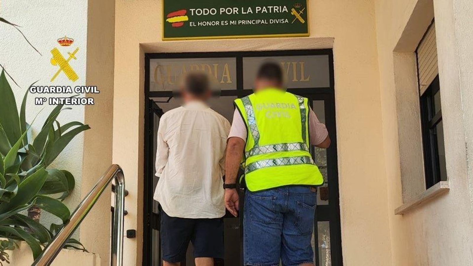 Detingut un ciutadà suís a Calp per robar trenta mtrícules de corxe
