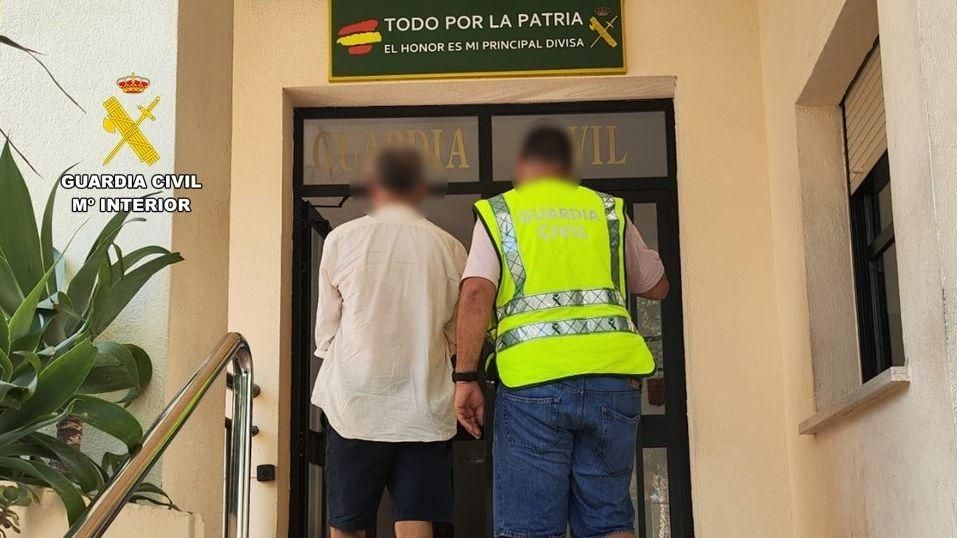 L'arrestat per robar trenta plaques de matrícula a Calp, en el moment de la detenció Detingut un ciutadà suís a Calp per robar trenta mtrícules de corxe