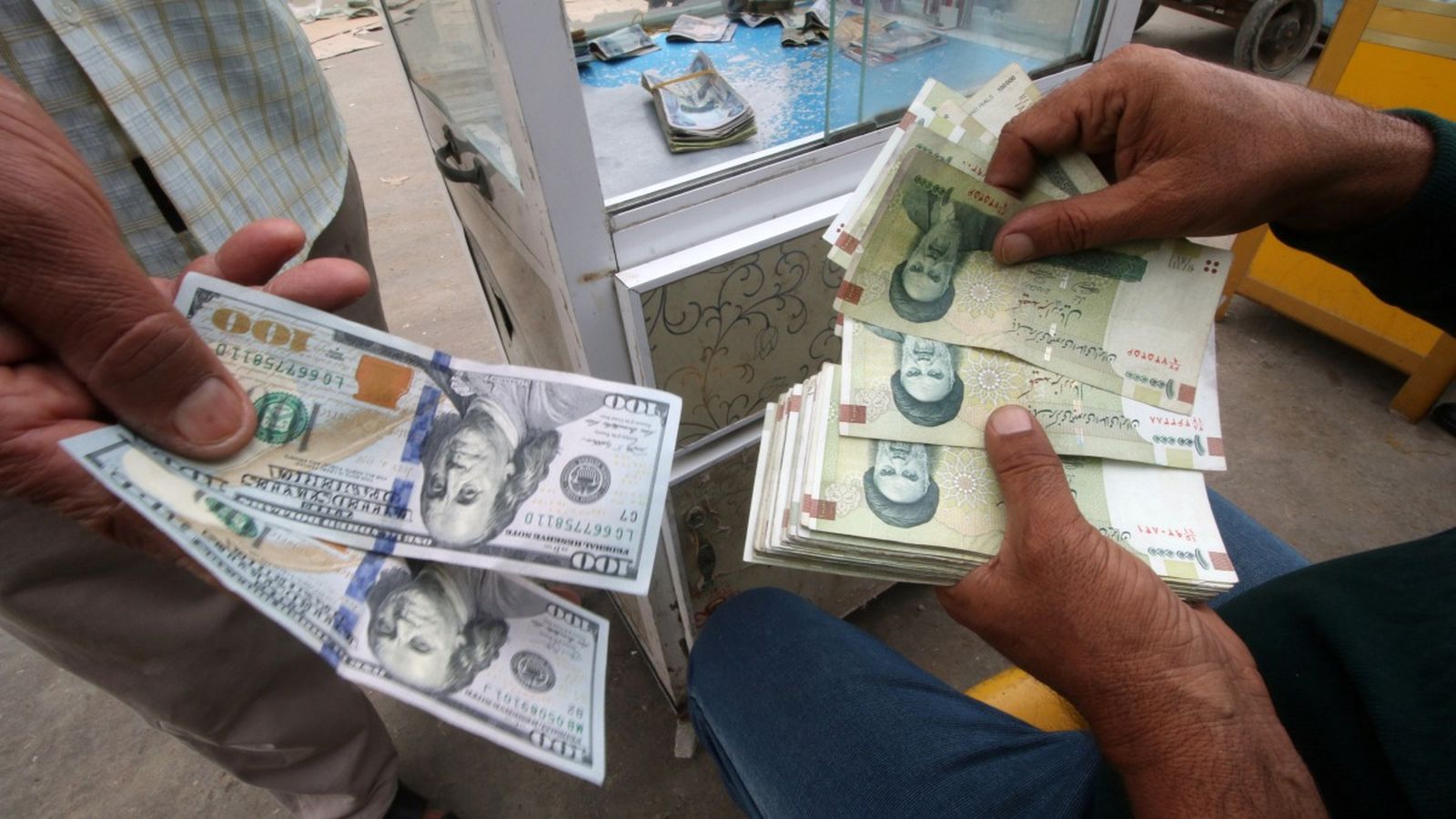 Ciutadans iranians intercanvien moneda local i dòlars americans abans de l'inici de les sancions