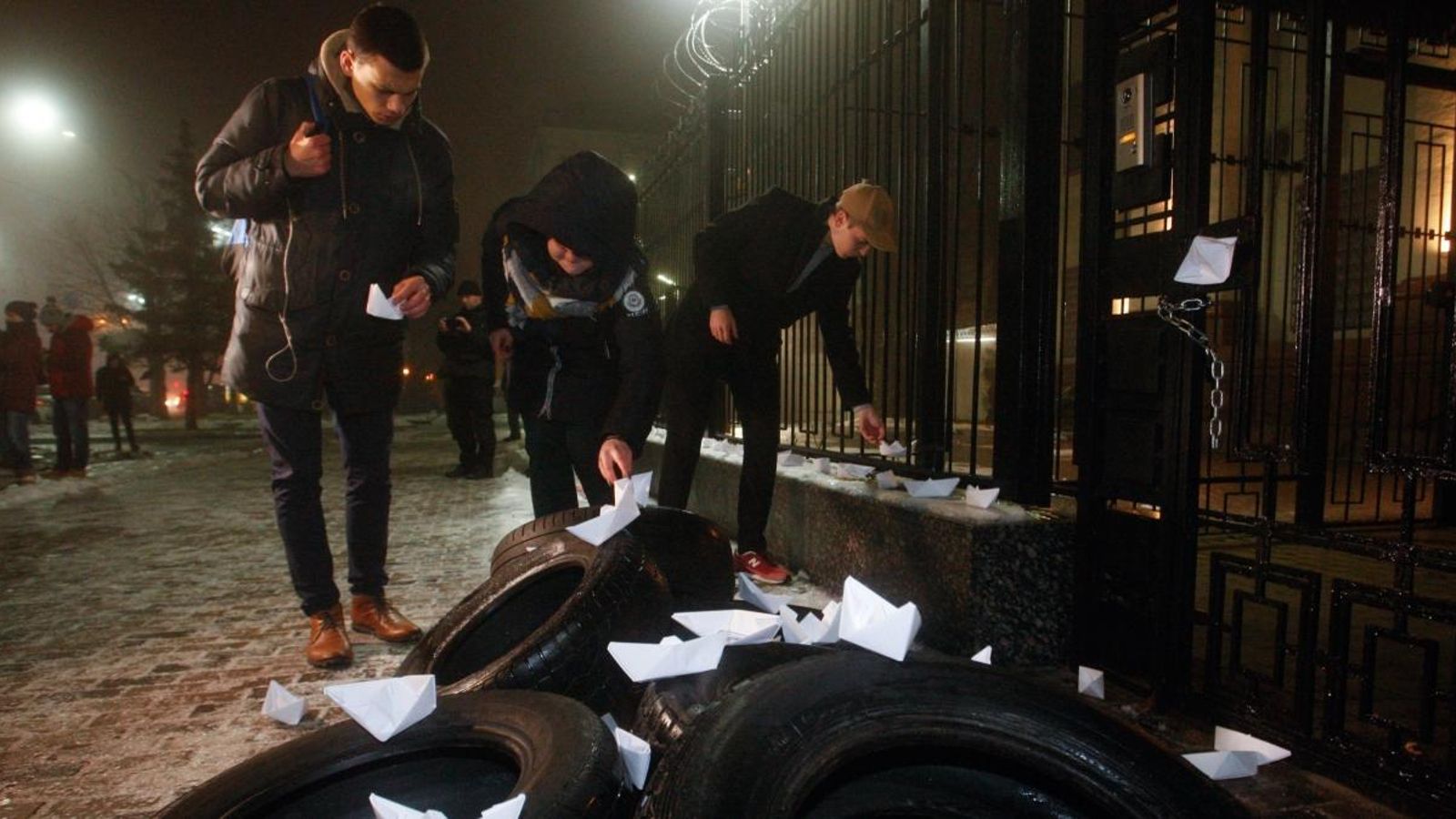 Manifestants instal·len vaixells de paper sobre pneumàtics prop de l’ambaixada russa a Kíev, en protesta de la presa de les naus ucraïneses