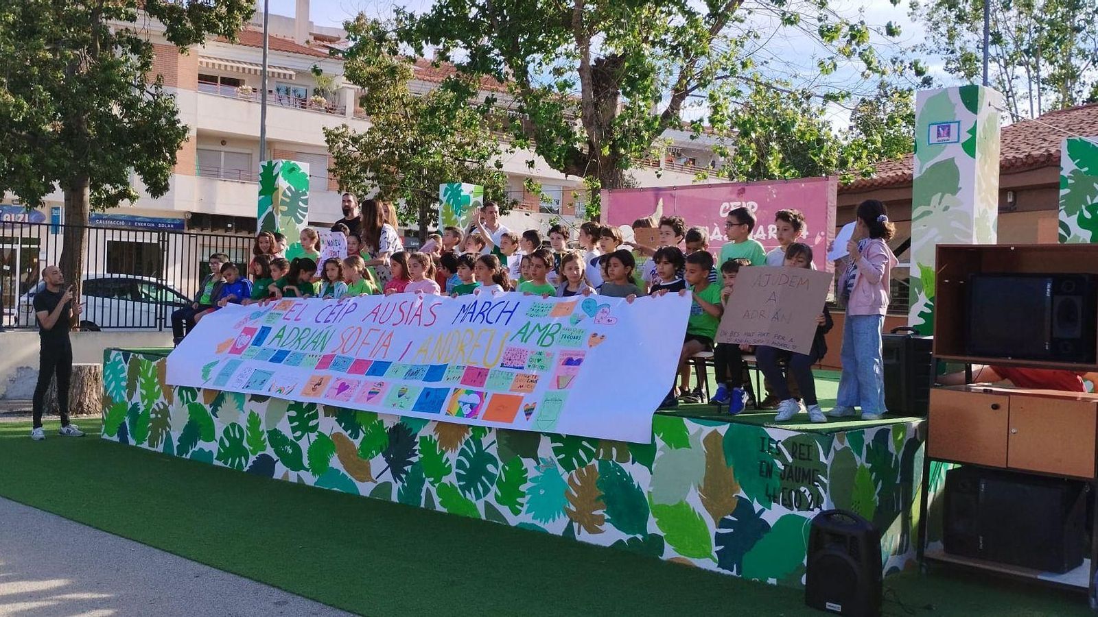 Els companys de segon de primària d'Andreu, el fill de la parella que està encara a Mèxic, darrere de la pancarta que li han dedicat al seu company