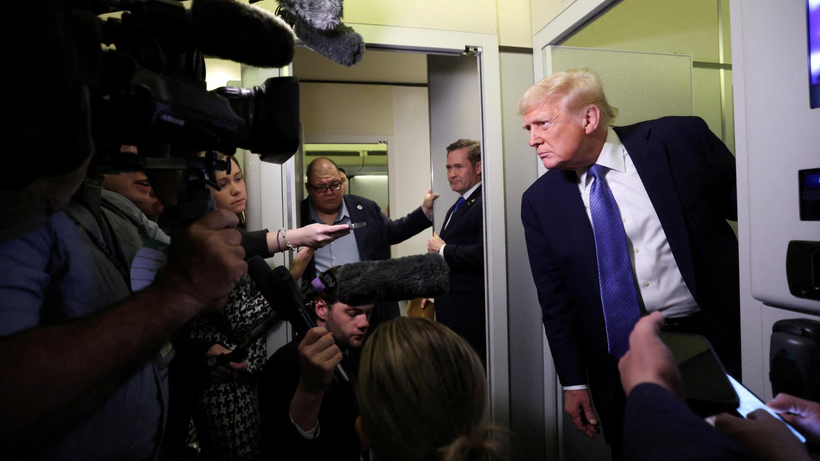 El president dels Estats Units, Donald Trump, parla amb periodistes a bord de l'Air Force One en el retorn a Washington D.C., els EUA El president dels Estats Units, Donald Trump, parla amb periodistes a bord de l'Air Force One al seu retorn a Washington, D. C., els EUA