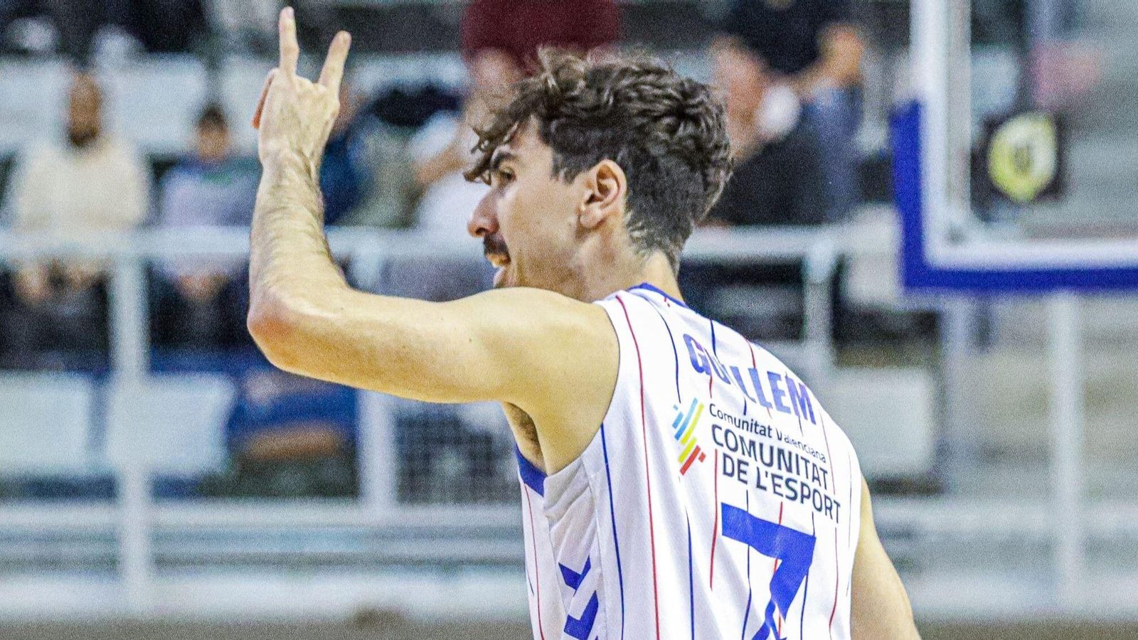 Guillem Arcos, en una acció del partit