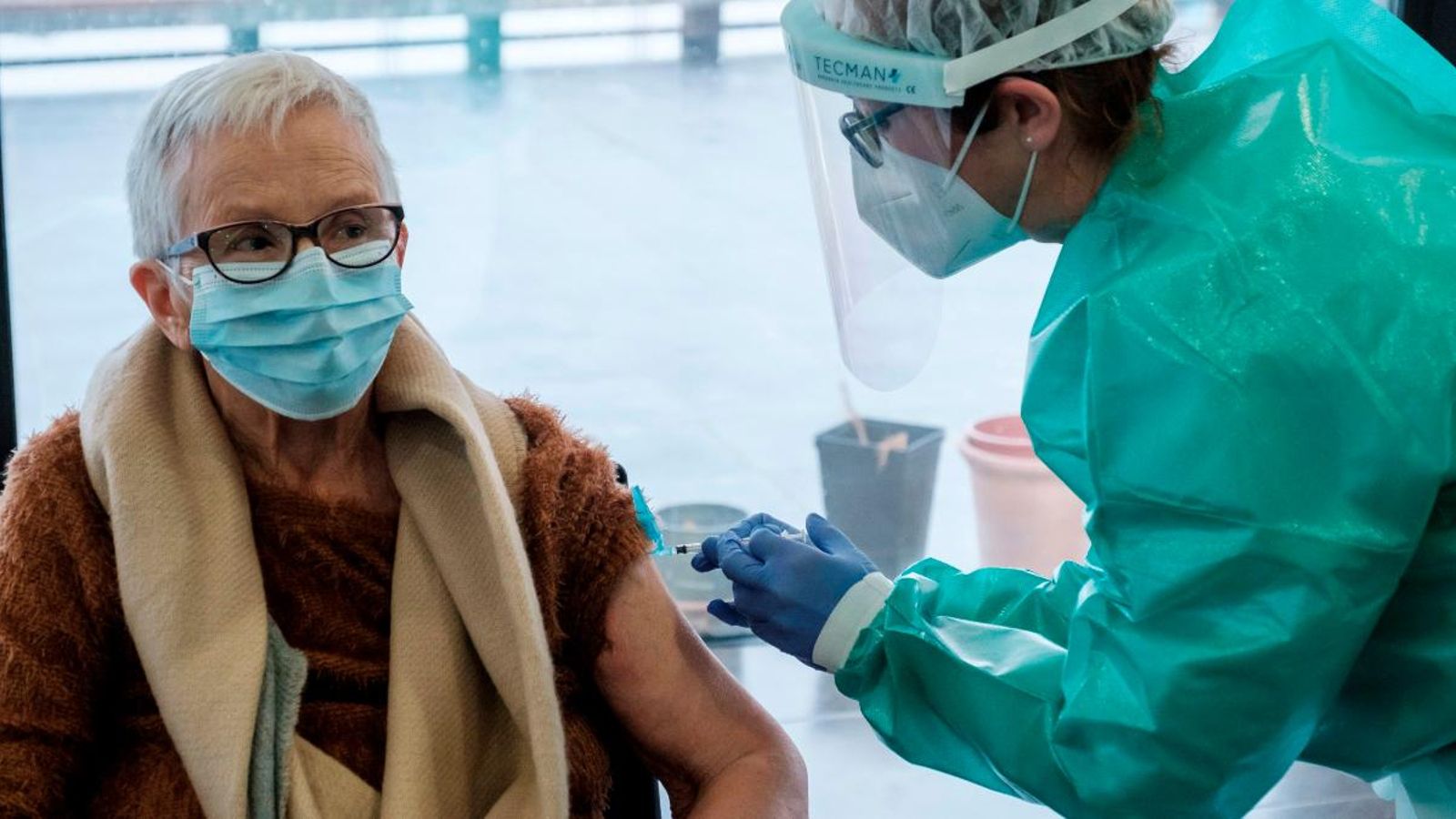 Una usuària d'una residència eivissenca de Sant Antoni de Portymany (Ibiza) reb la segona dosi de la vacuna contra la Covid-19