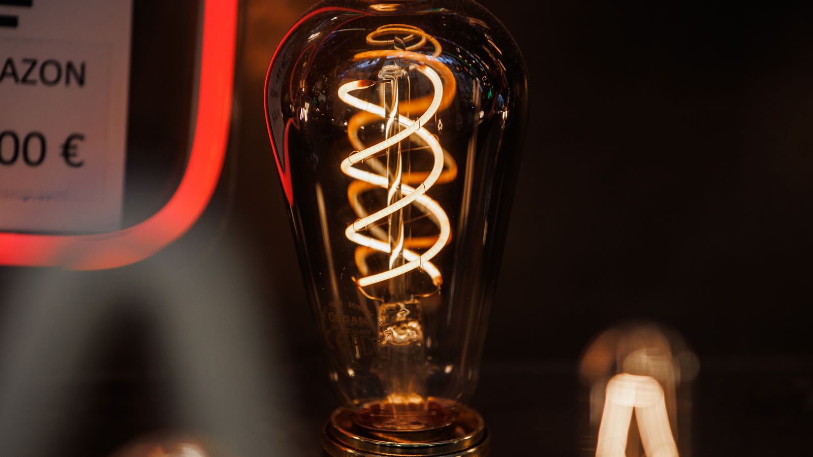 Una bombeta en l'aparador d'una botiga de llums