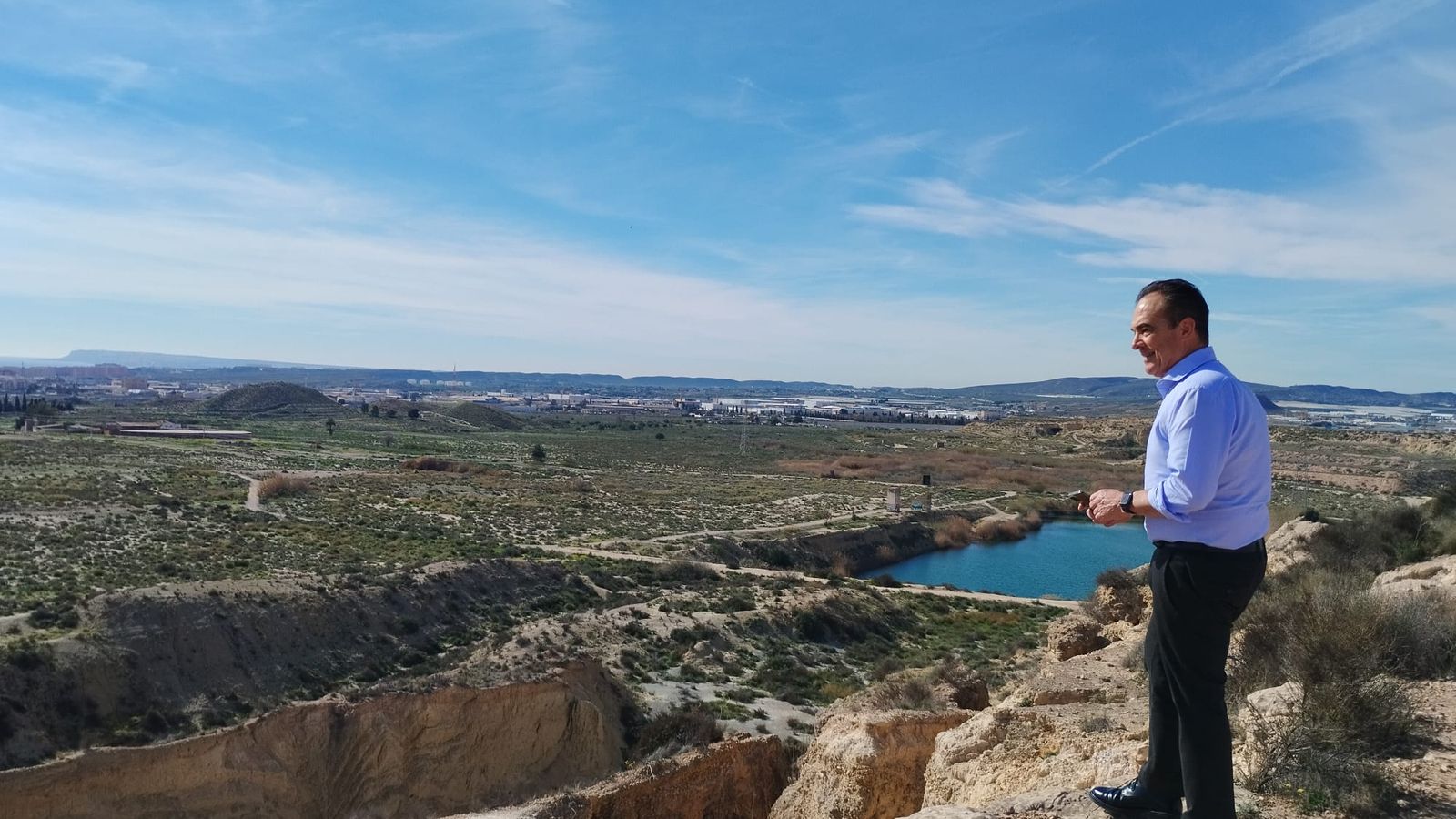 El regidor d'Urbanisme d'Alacant, Antonio Peral, en l'entorn del les Llacunes de Rabassa