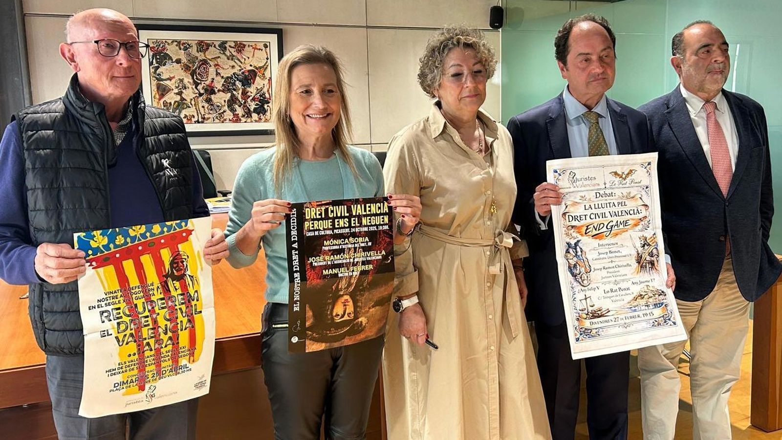 En imatge, l'últim acte en defensa de la recuperacio del Dret Civil, amb el president de Juristes Valencians, José Ramon Chirivella, segon per la dreta