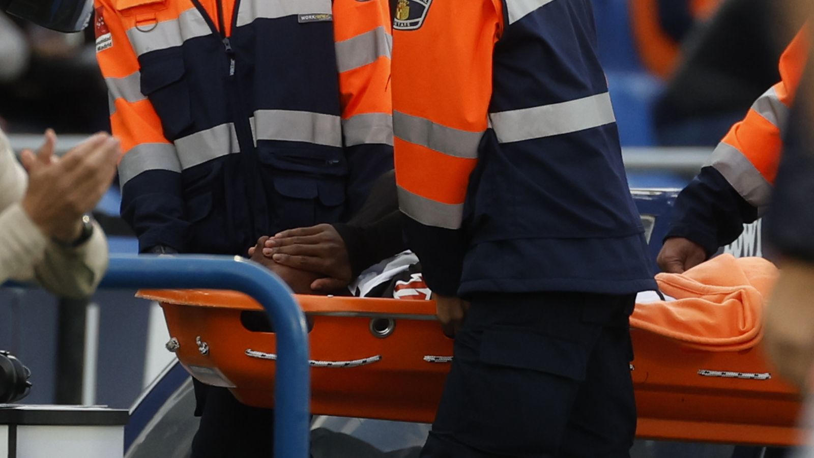 El jugador del València, Thierry, retirat en camilla del camp del Getafe