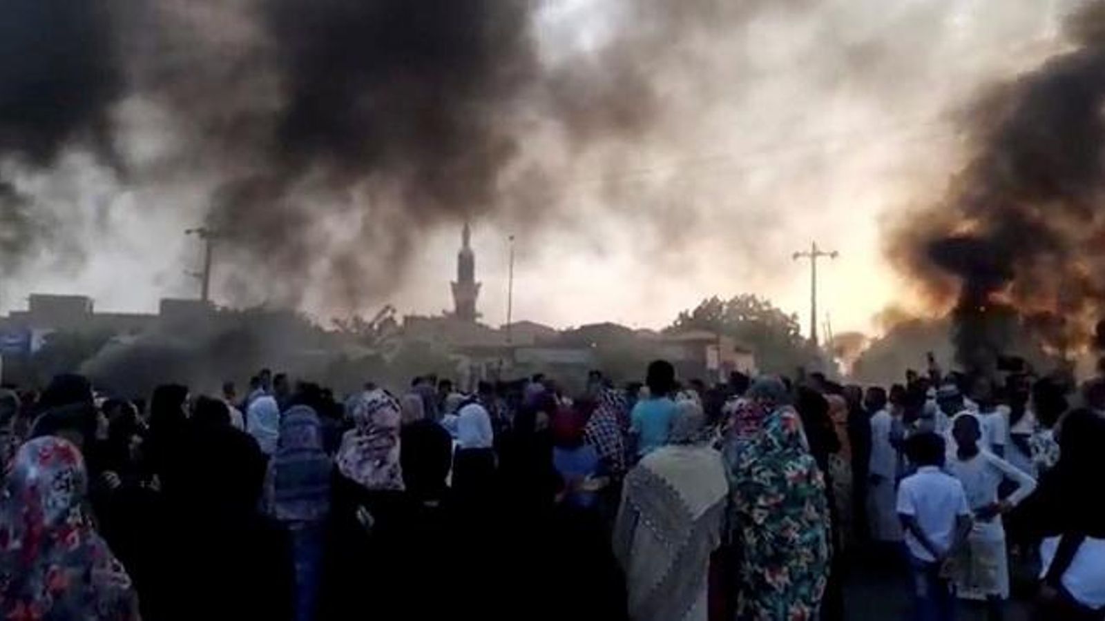 Columnes de fum per la crema de pneumàtics s'eleven a Khartoum poc després de conèixer-se el colp d'estat