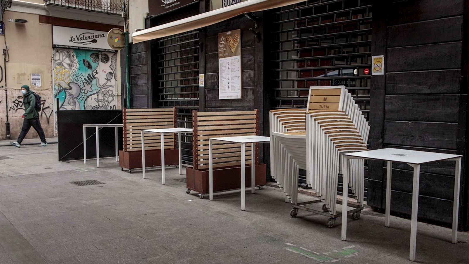 La terrassa d'un restaurant amb les cadires i les meses recollides