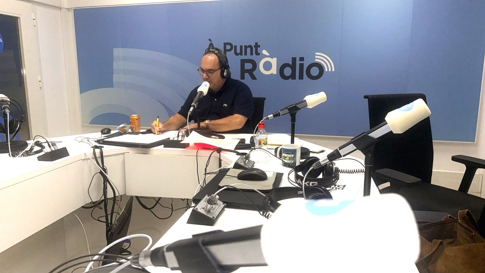 Luis Urrutia a l'estudi d'À Punt Ràdio