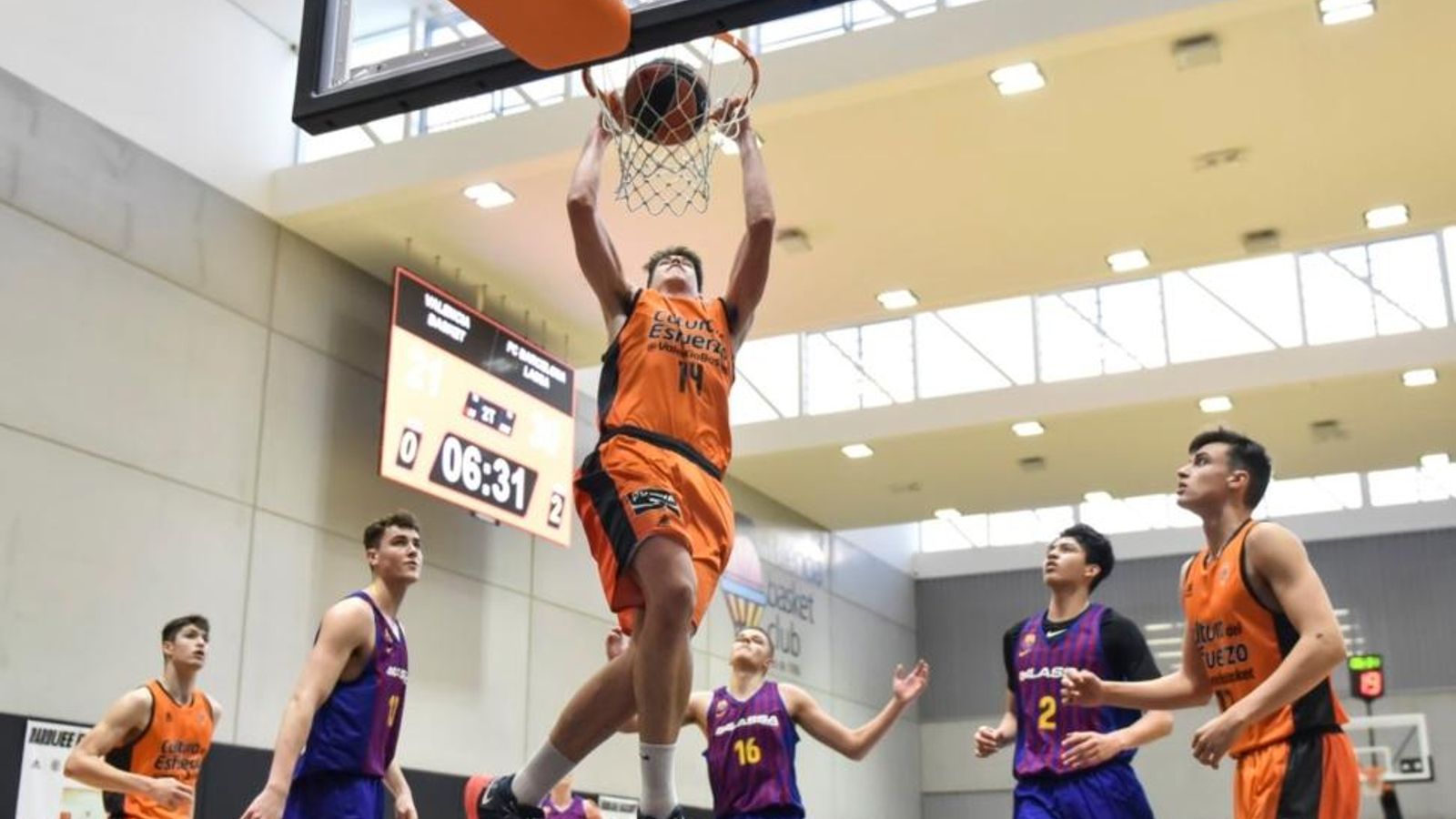 Alonso Faure en una acció del partit.