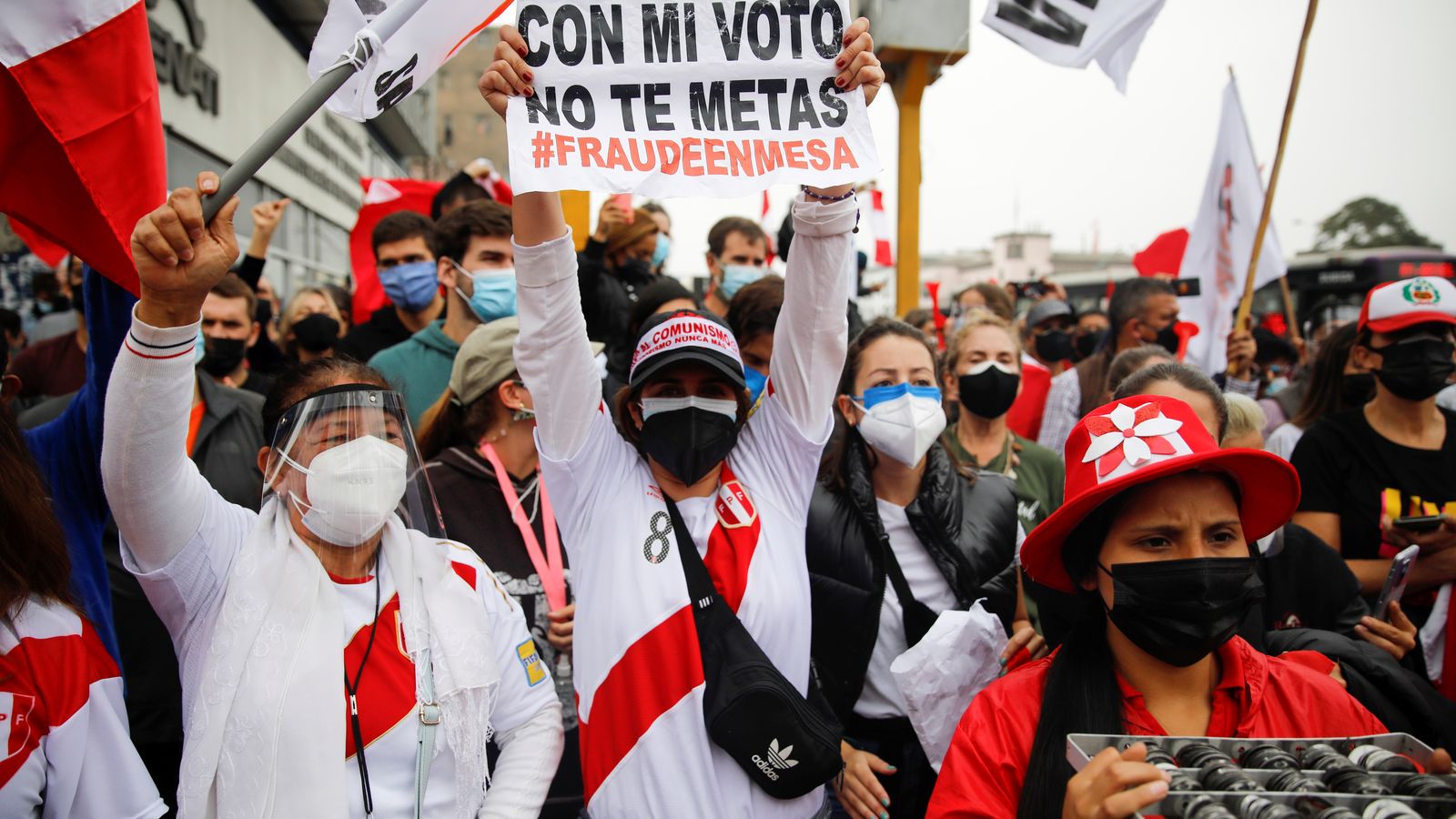Seguidors de Keiko Fujomori es manifesten contra el presumpte frau electoral