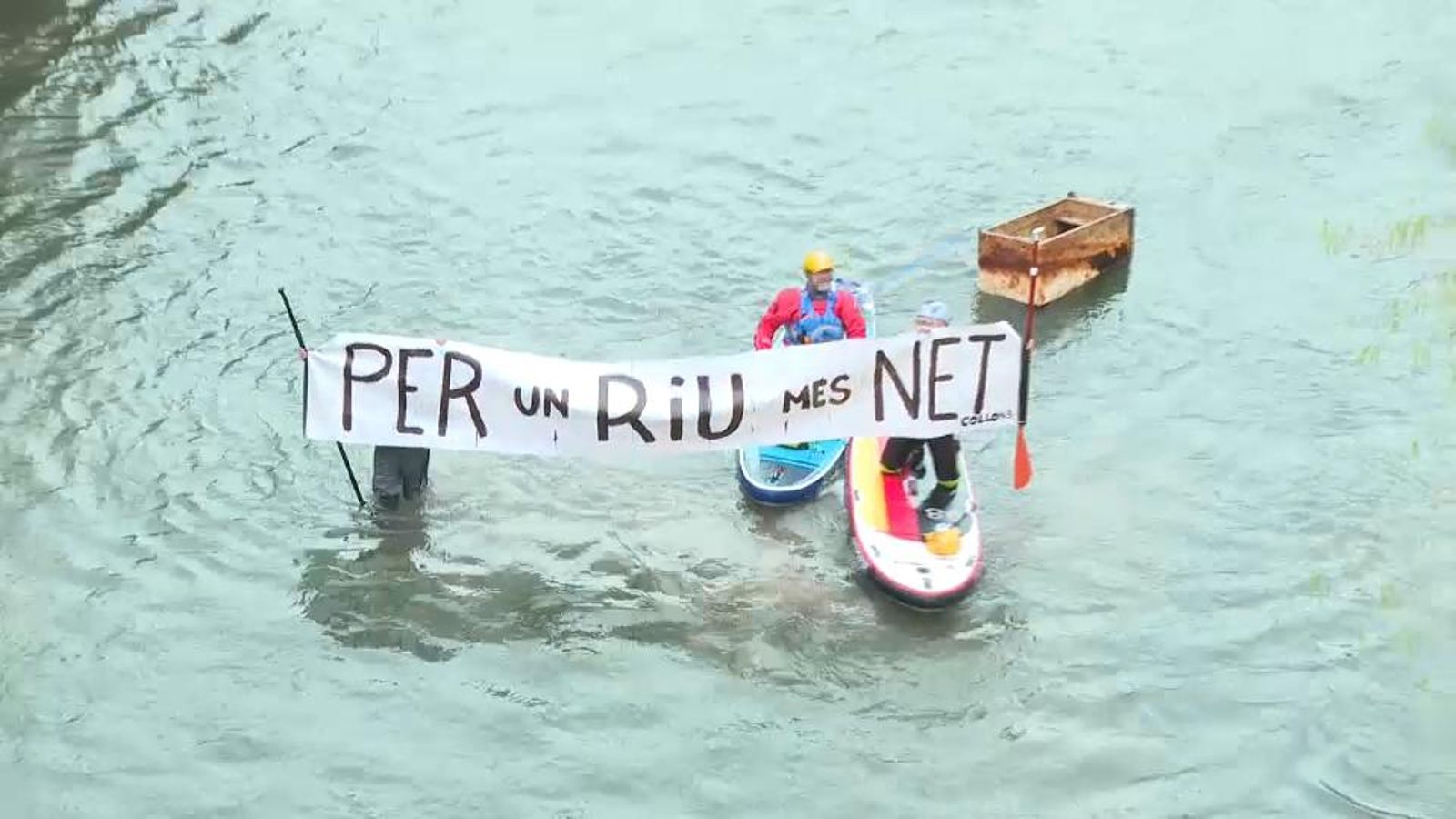 Pancarta reivindicativa de la concentració al riu Xúquer