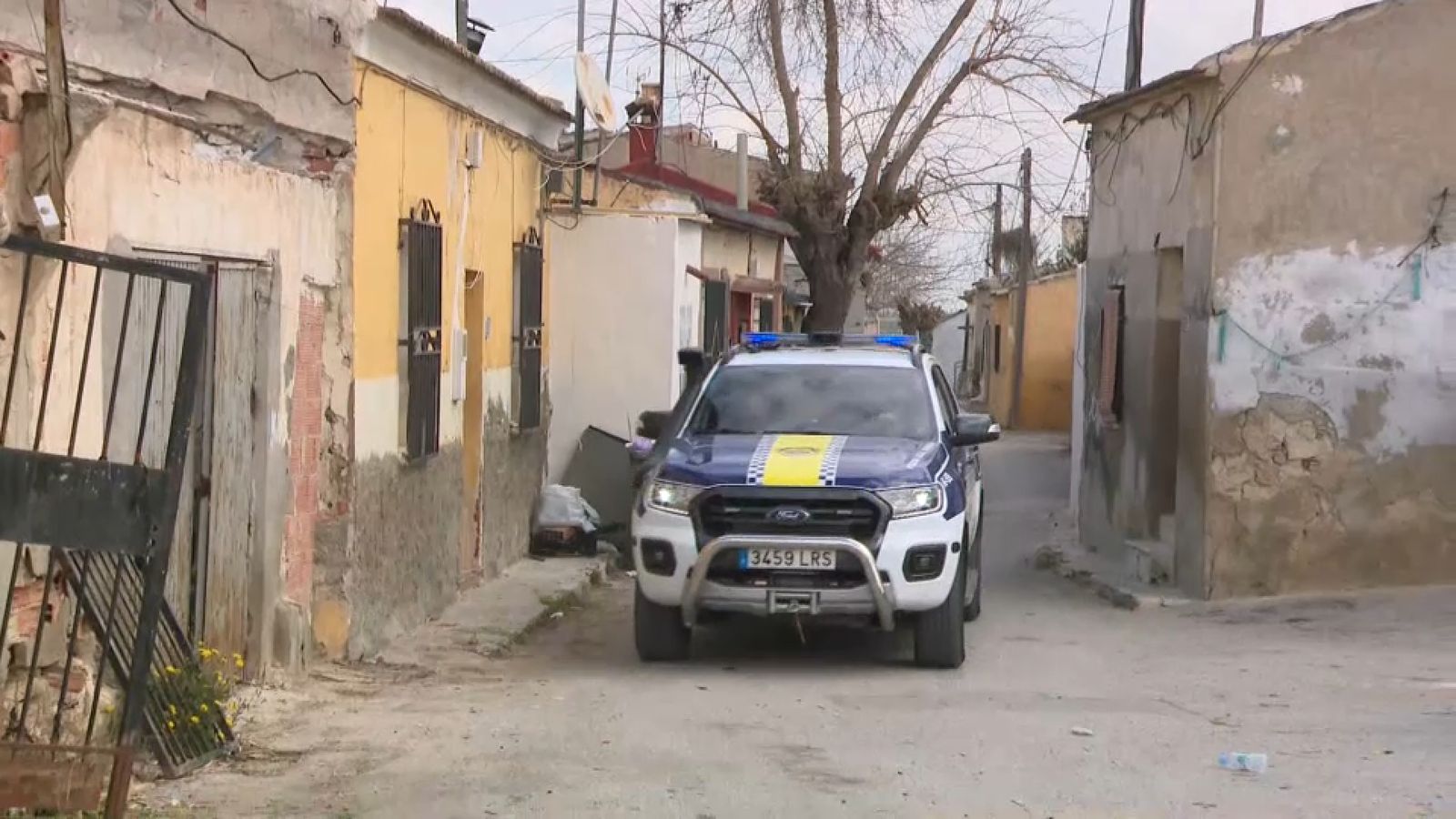 Un cotxe de policia patrulla pels carrers de pedania oriolana de La Campaneta