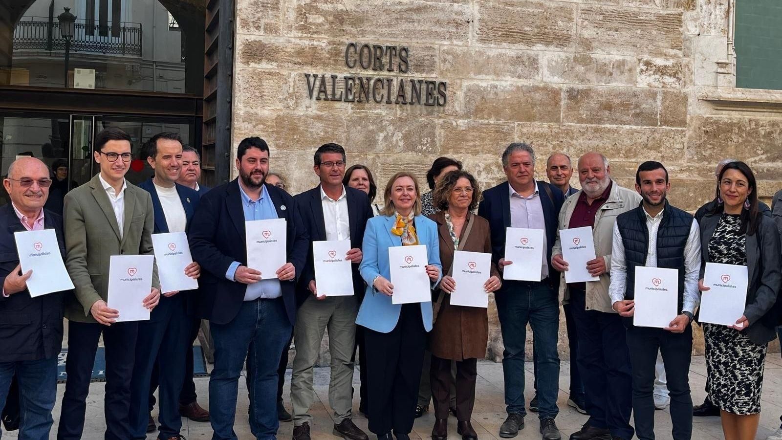El representants de la Unió Municipalista posen amb la petició d'ILP per a baixar el llistó electoral El representants de la Unió Municipalista posen amb la petició d'ILP per a baixar el llistó electoral