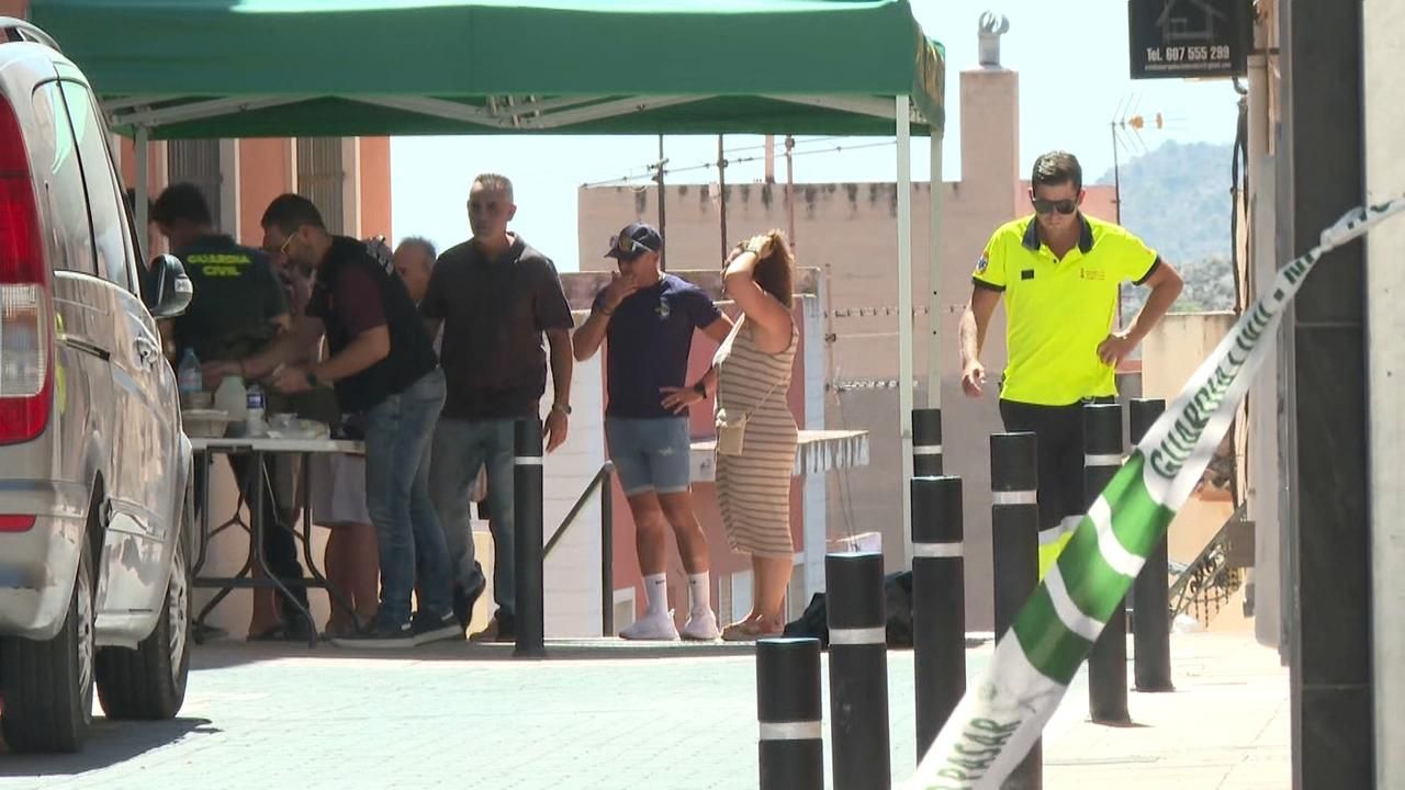 Dispositiu policial entorn de la casa de la víctima, este dijous al migdia