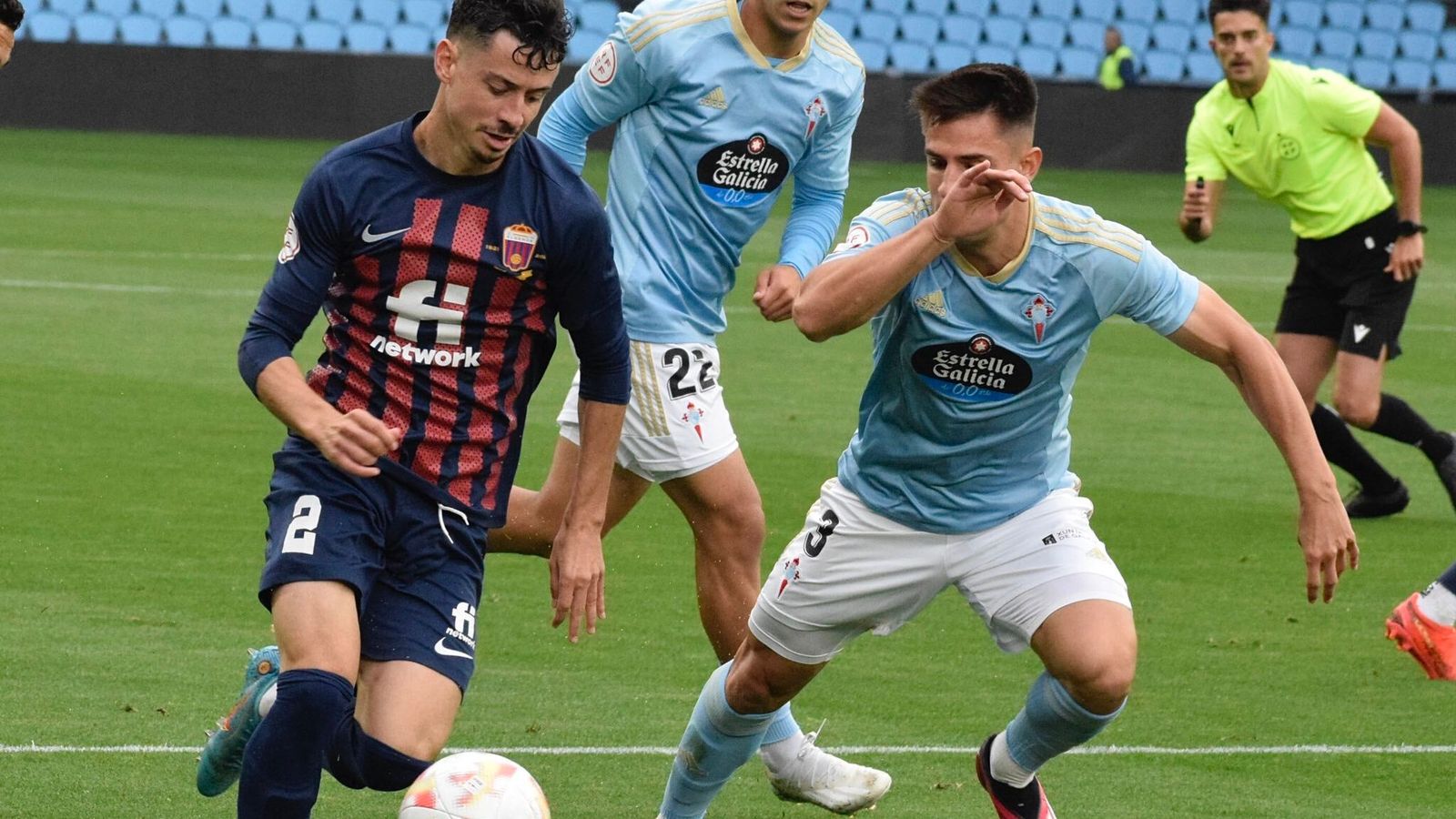 Toni Abad, en una acció del partit